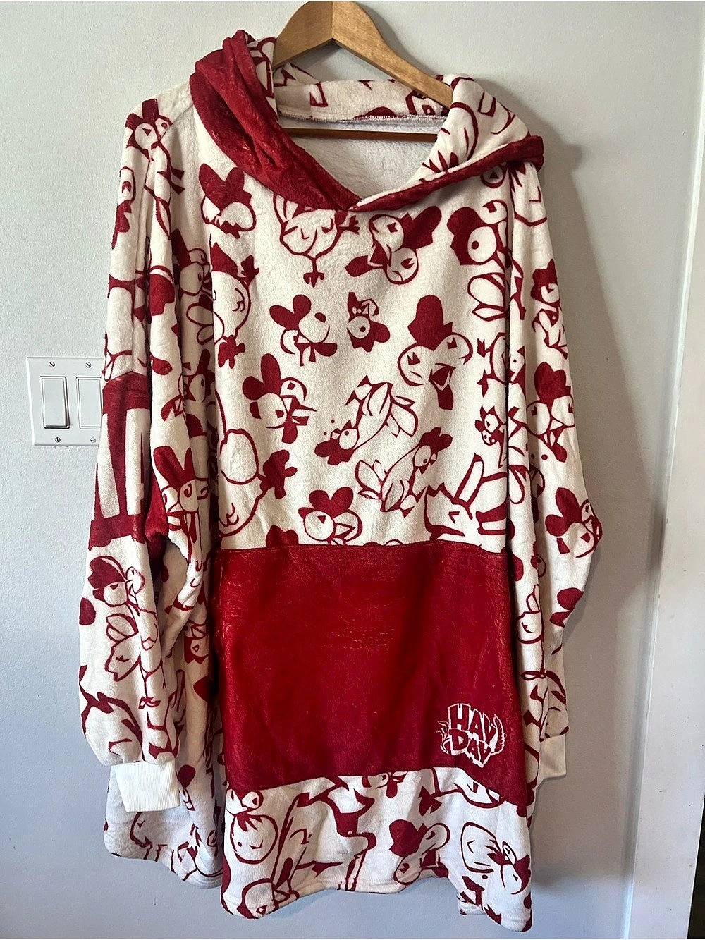 NWOT Hay Day Character Print Fleece Blanket Hoodie Red White Relaxed One Size